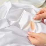 Як відіпрати тональний крем з білого одягу