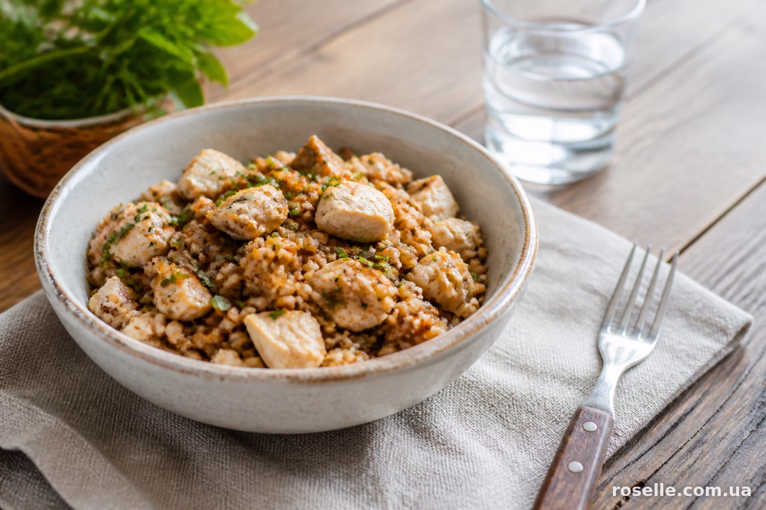 Салат з гречкою, куркою та свіжими овочами